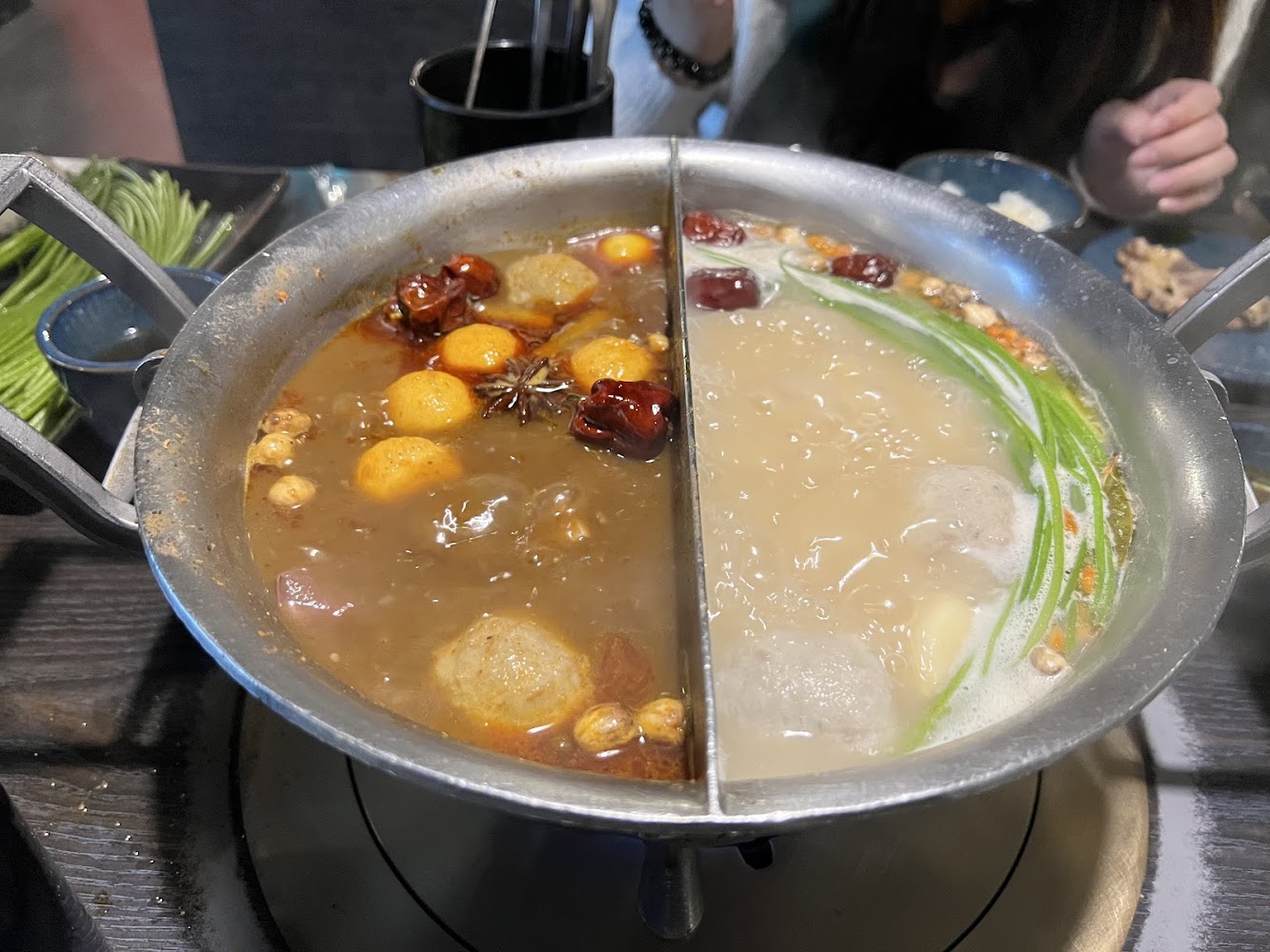 鴛鴦火鍋湯底與香料近照