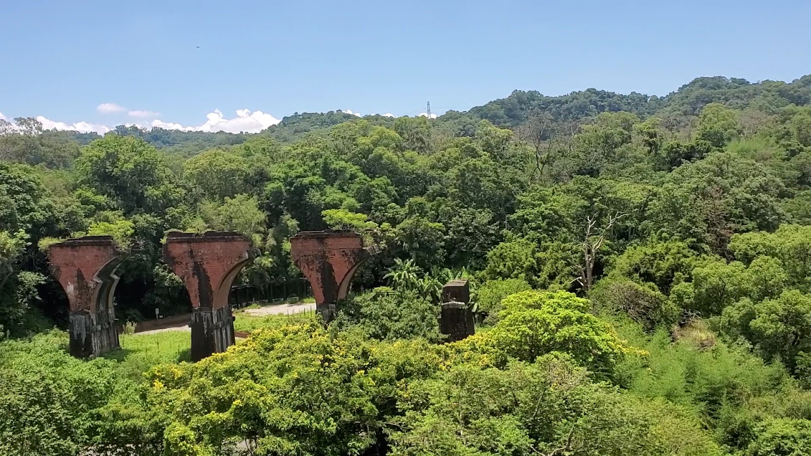 龍騰斷橋空拍，紅磚橋墩置身綠色山林