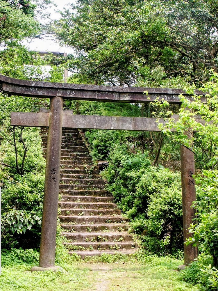 猴硐神社石造鳥居與階梯入口
