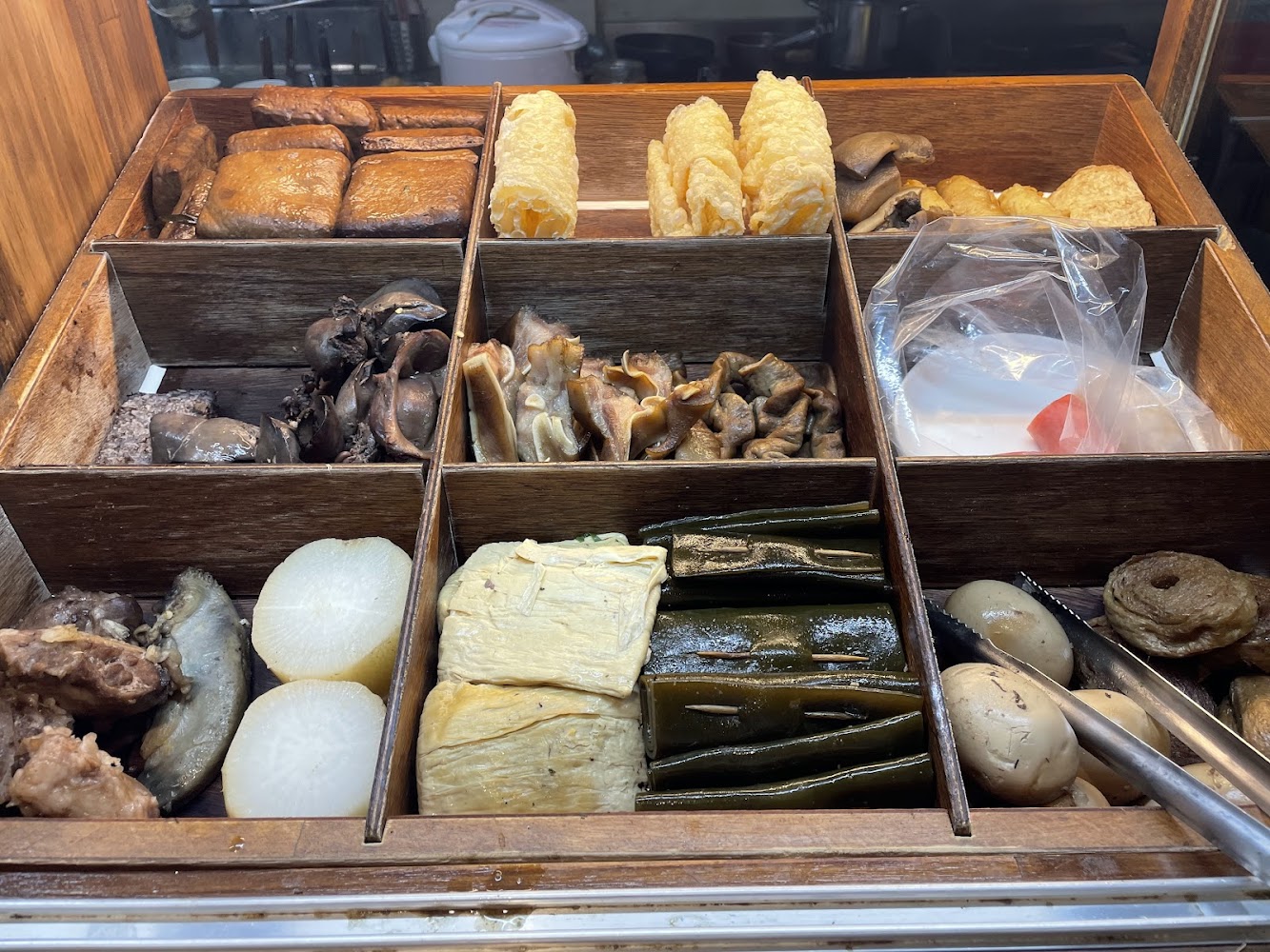 喬治麵鋪滷味櫃食材陳列