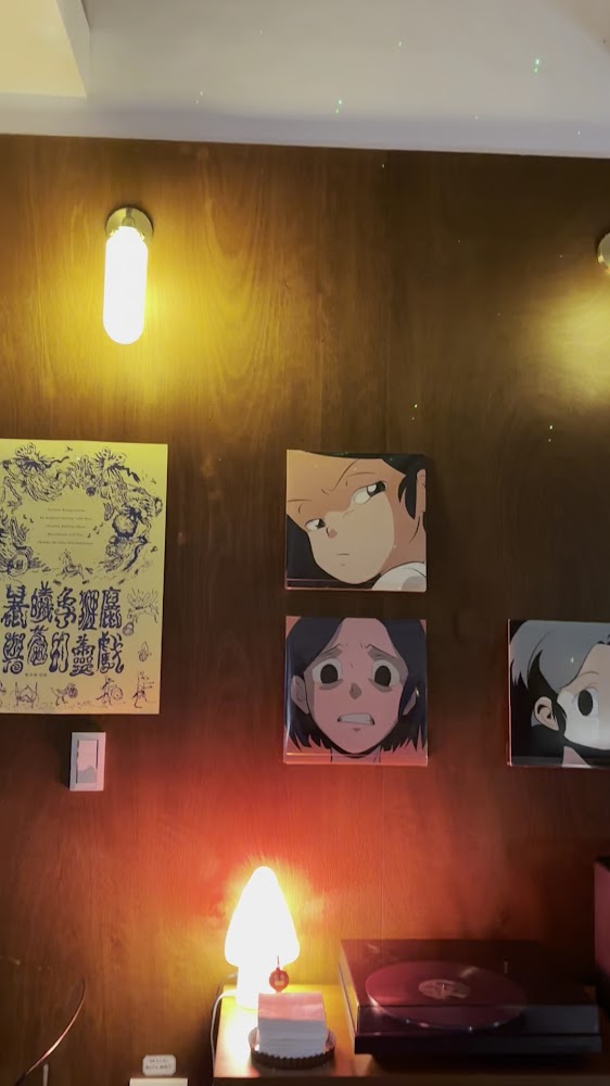 薄荷巴黎 Coffee House 木質牆面海報黑膠與蘑菇燈角落