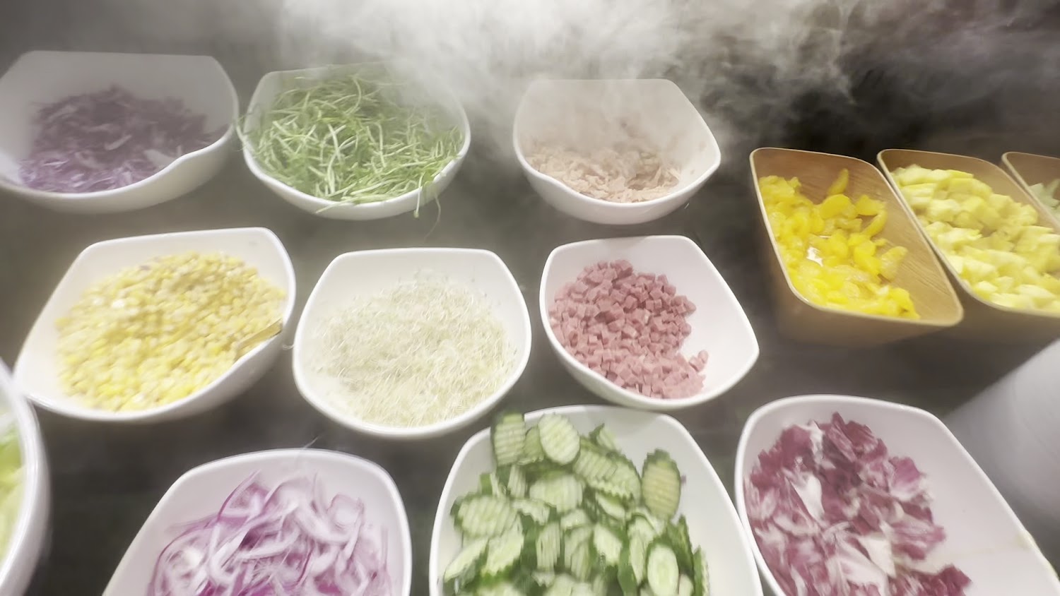 森森燒肉沙拉吧食材整齊排列