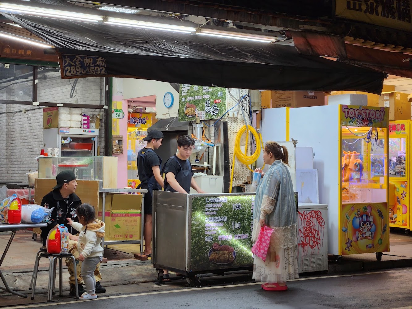 夜市中的蔥海手工蔥油餅攤位與顧客互動畫面