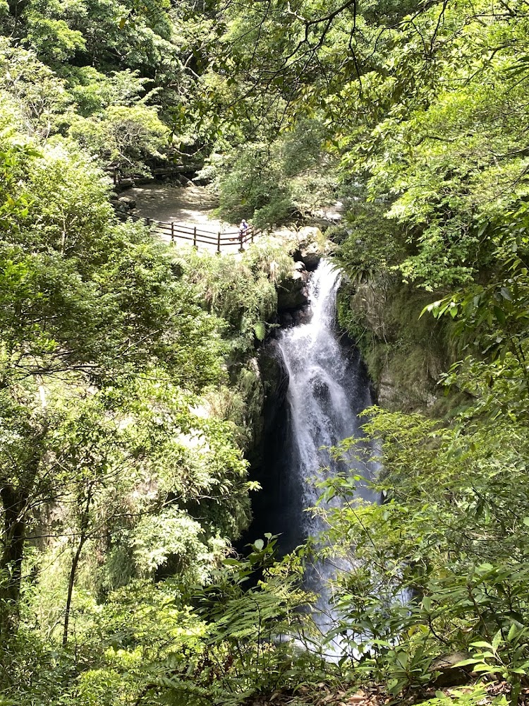 滿月圓瀑布步道眺景