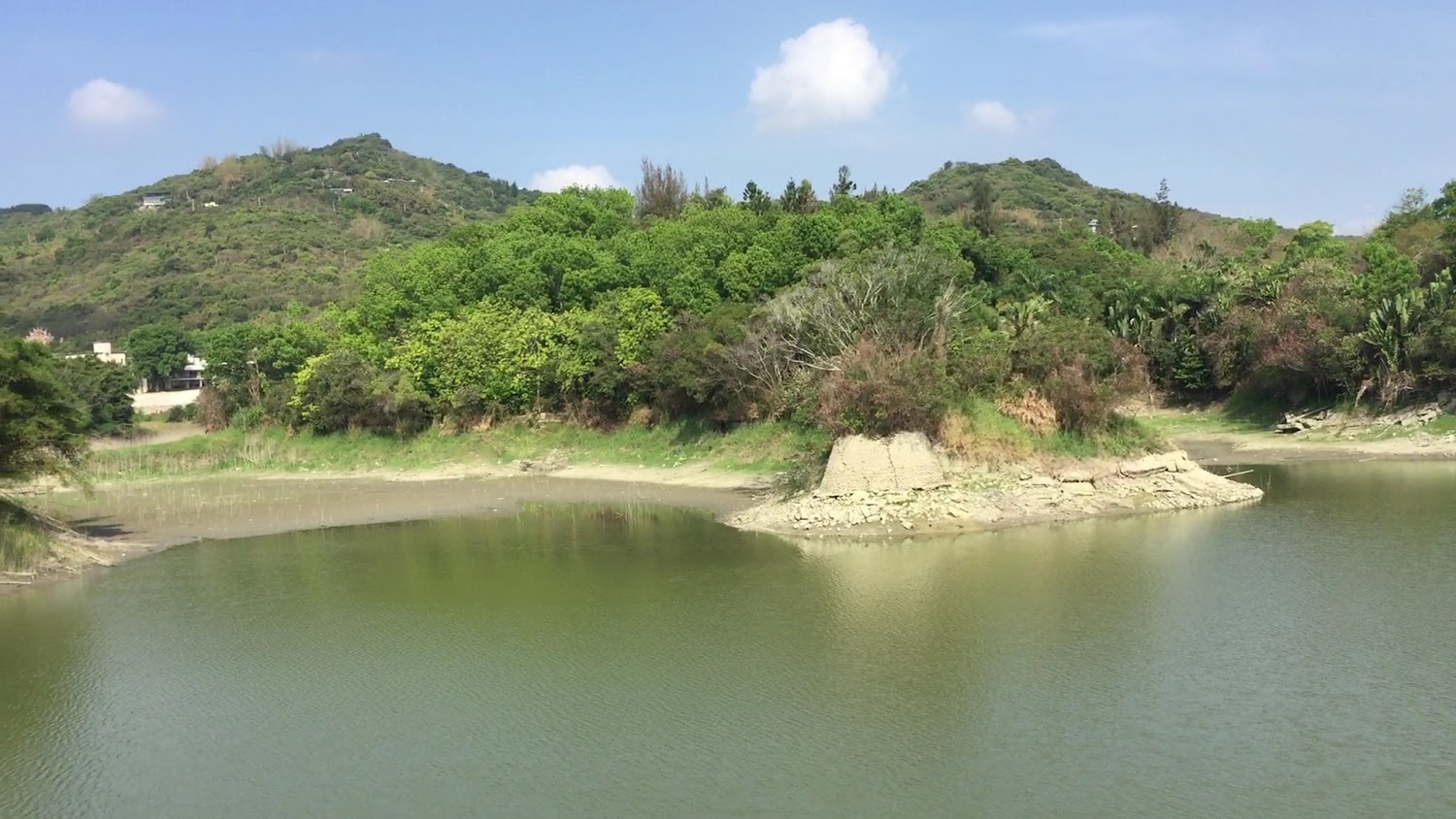 阿公店水庫湖面與綠色山坡景色