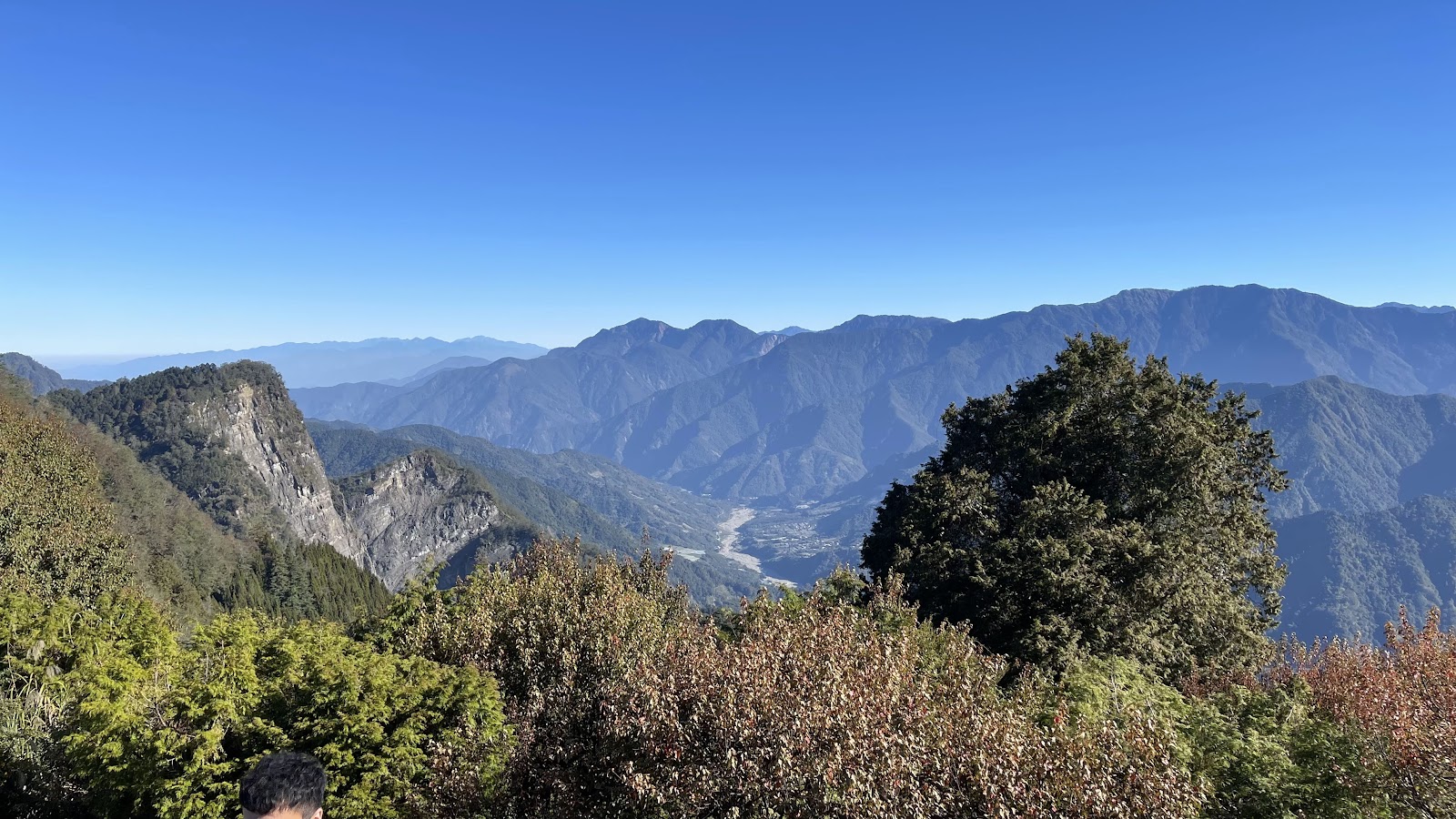 從阿里山高處俯瞰連綿山脈群山遠景視野開闊