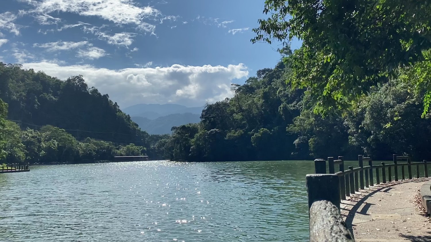 長埤湖湖面與彎繞步道風景