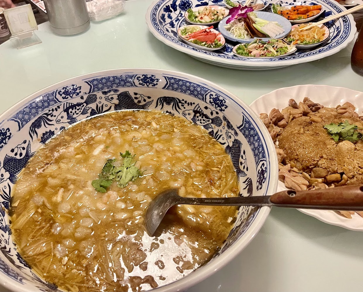 一桌台式傳統料理與冷盤拼盤