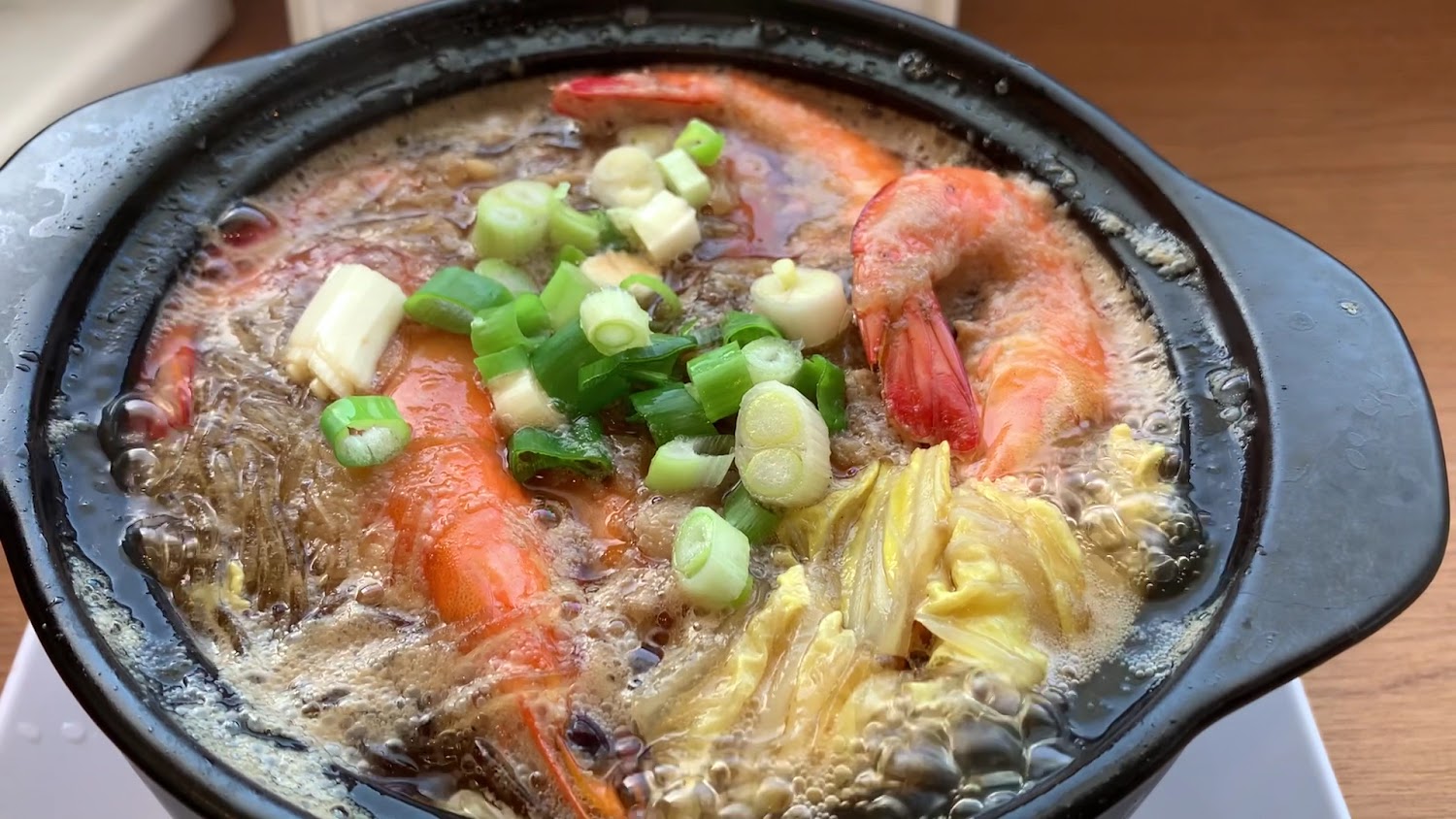 沸騰中的鮮蝦冬粉煲