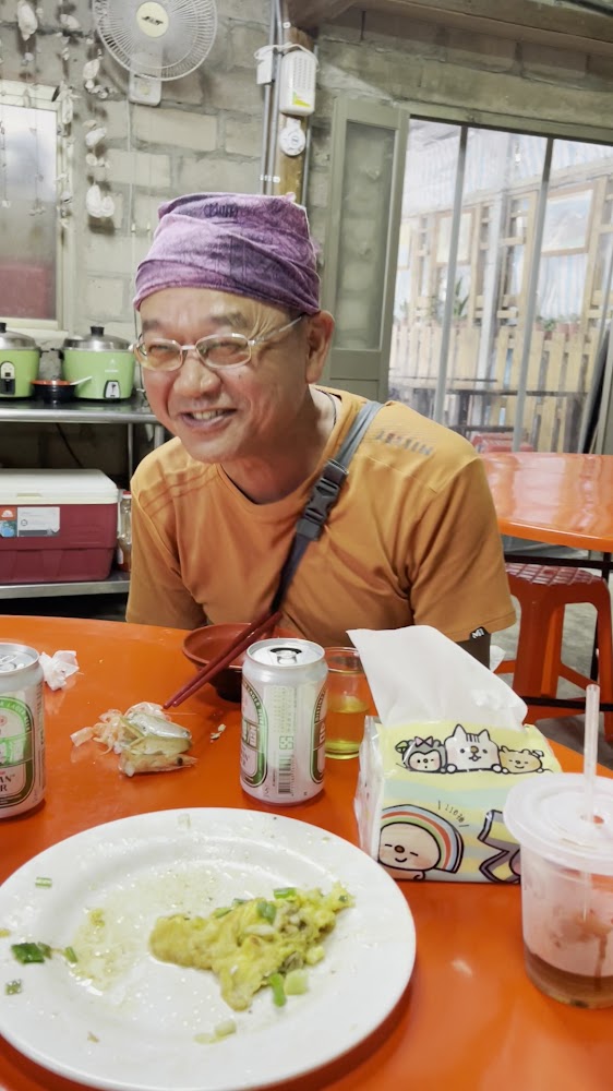 店內用餐氣氛輕鬆，有旅人坐在桌前用餐