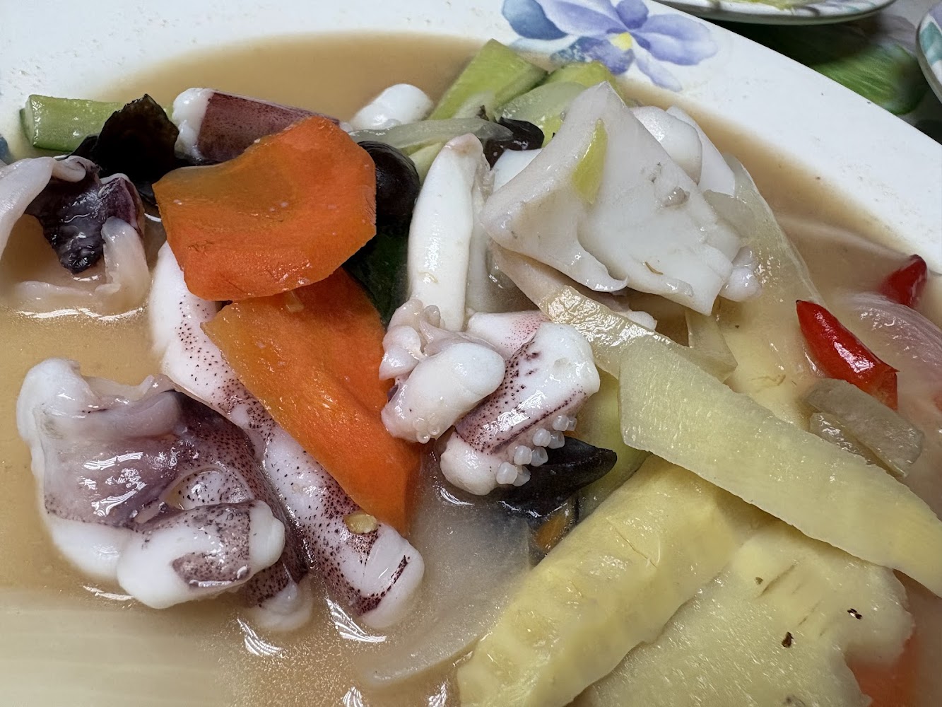 炒魷魚料理有魷魚筍片木耳與多樣蔬菜
