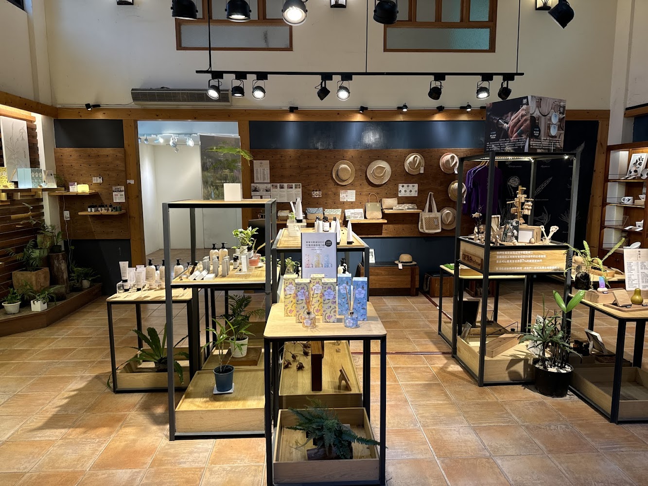 薰衣草森林Select 新社店溫馨明亮的店內空間