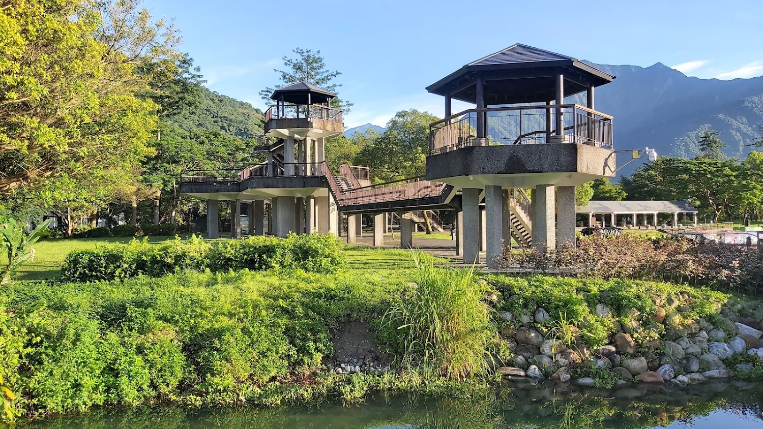 兩座觀景涼亭與步道、草地與山景