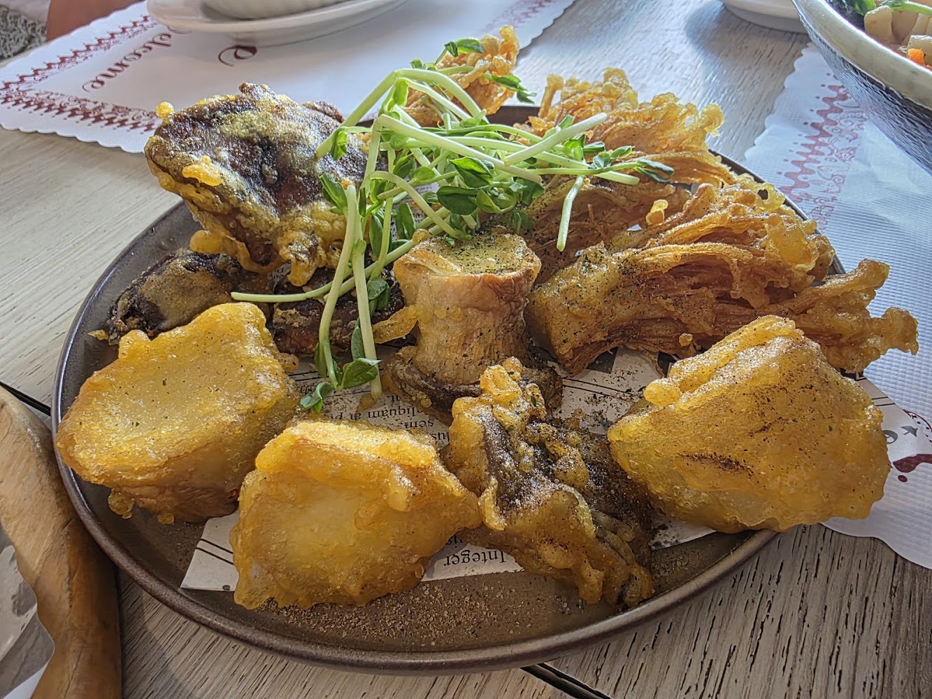 酥炸蔬菜拼盤包括南瓜香菇與菇類