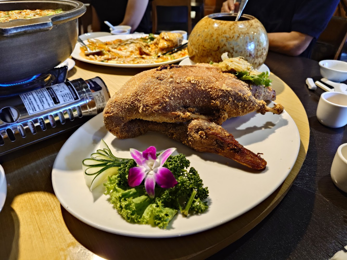 金蓬萊遵古台菜餐廳餐桌上有炸全鴨與多道台菜料理