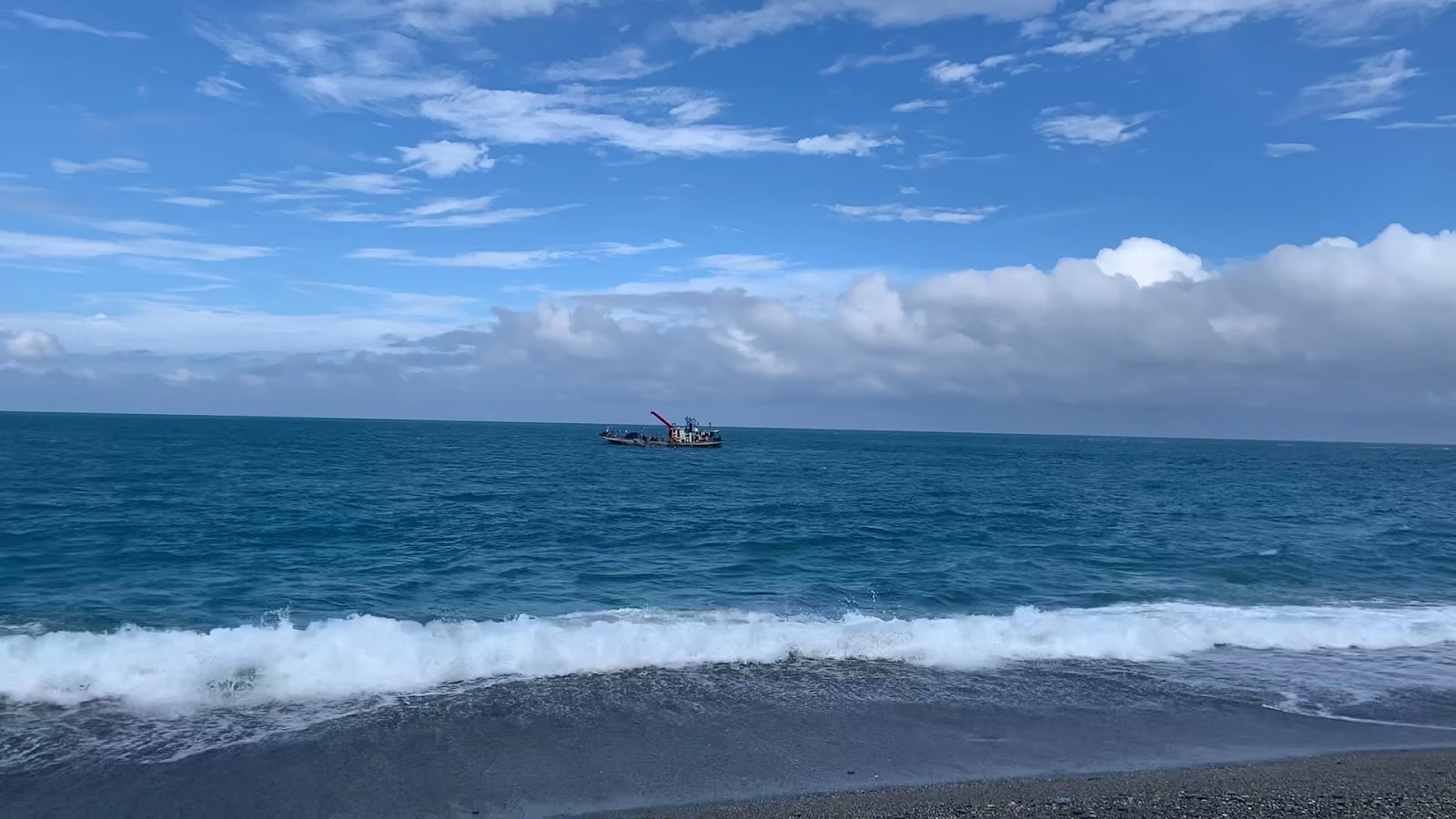 七星潭太平洋海浪拍打礫石灘