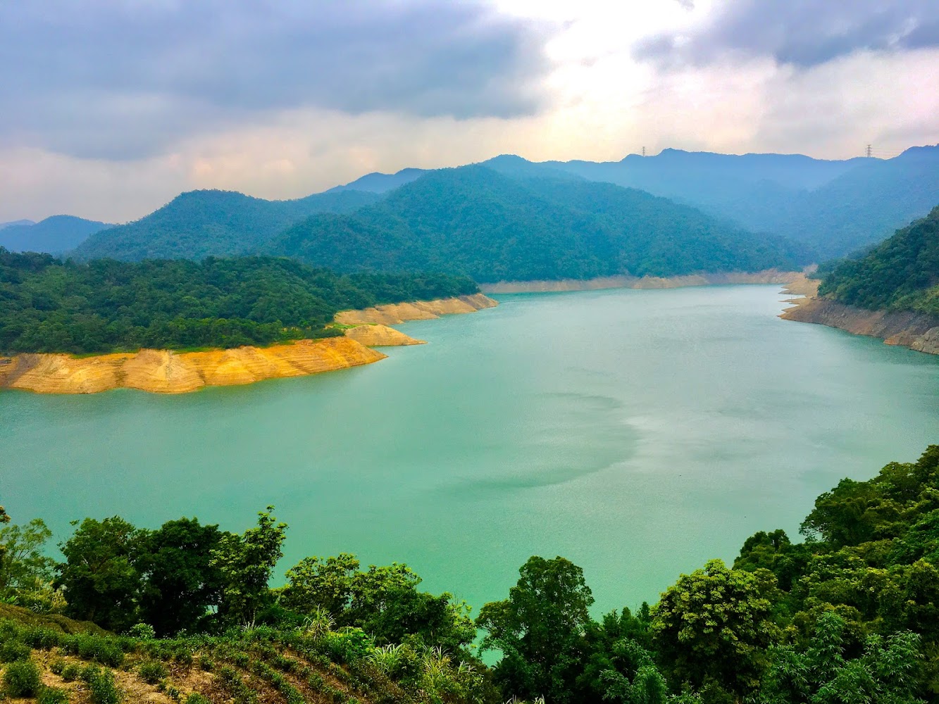 翡翠水庫遠眺湖泊與層層山巒