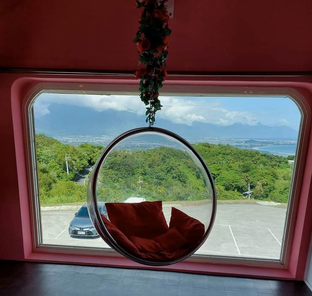花蓮最美秘境景觀玻璃屋透明吊椅與窗景