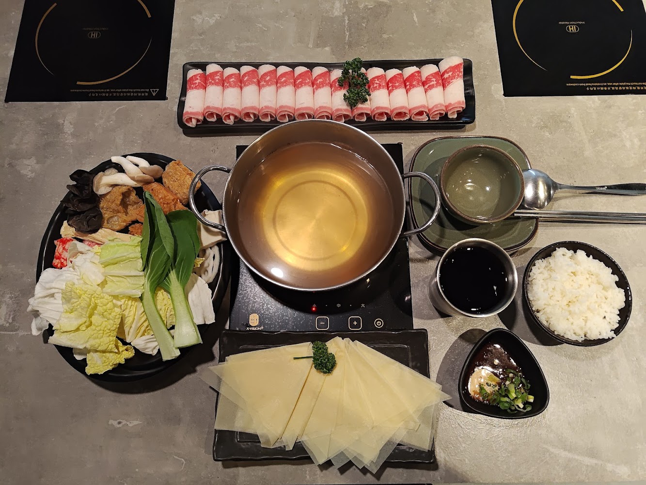 火鍋套餐包含清湯鍋底與牛肉盤