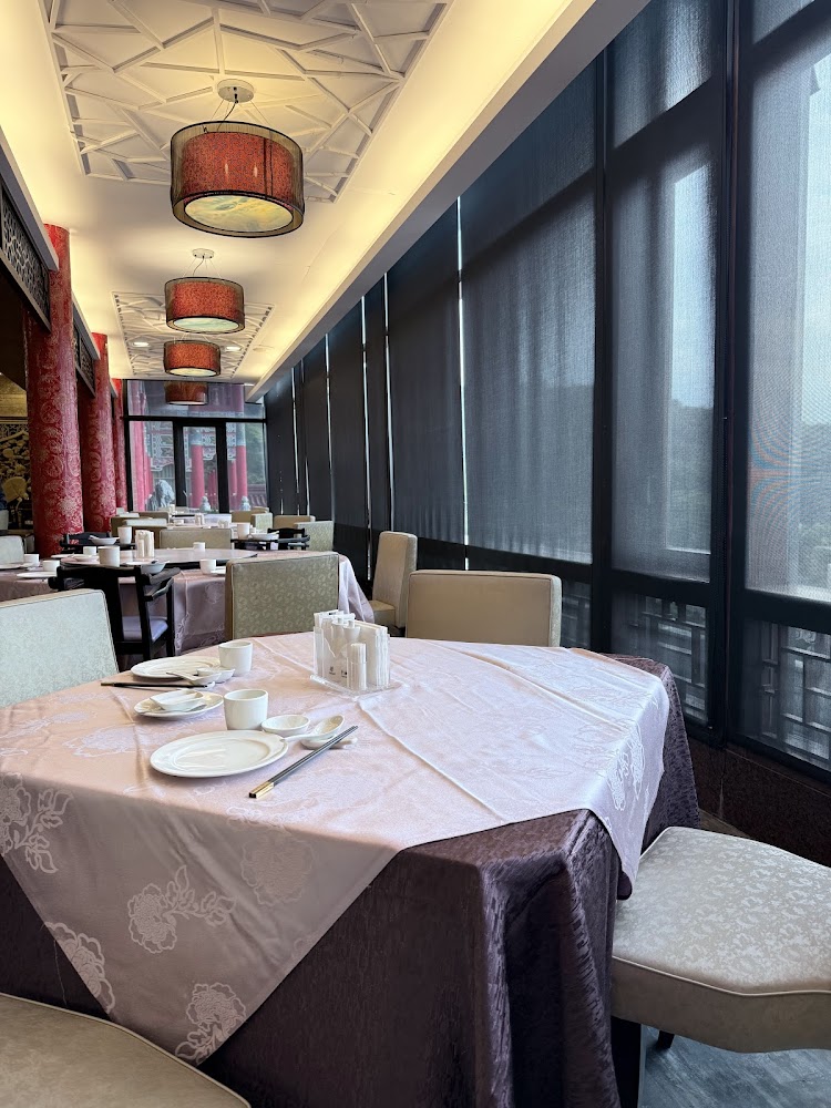典雅中式餐廳空間有桌布餐桌、茶杯與吊燈