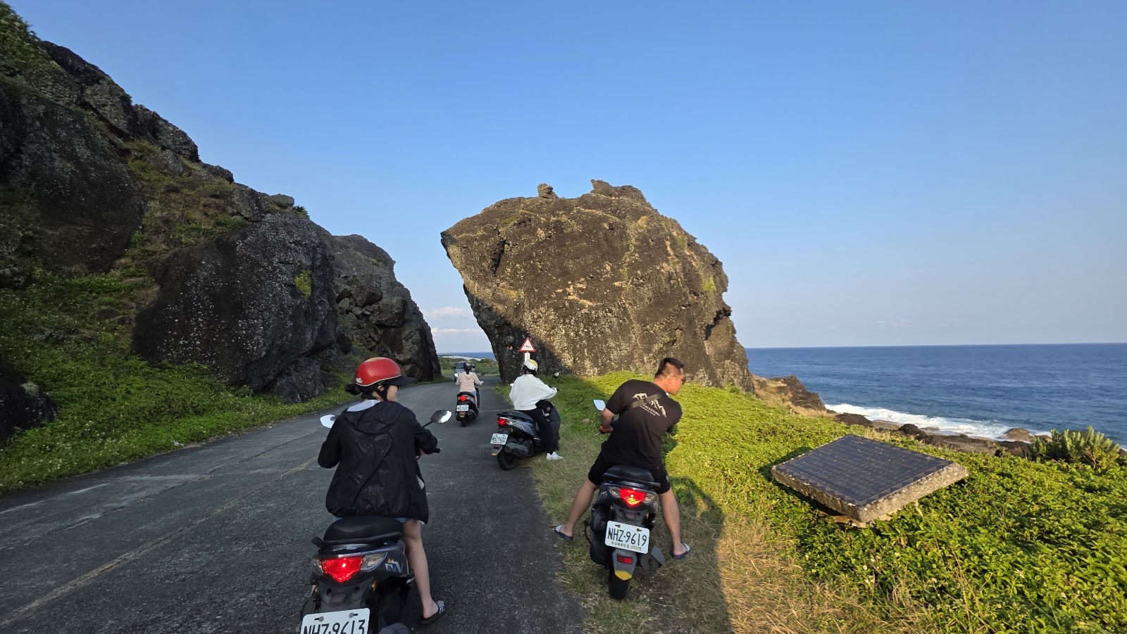 蘭嶼龍頭岩礁石海岸線近景太平洋波浪拍打玄武岩地貌