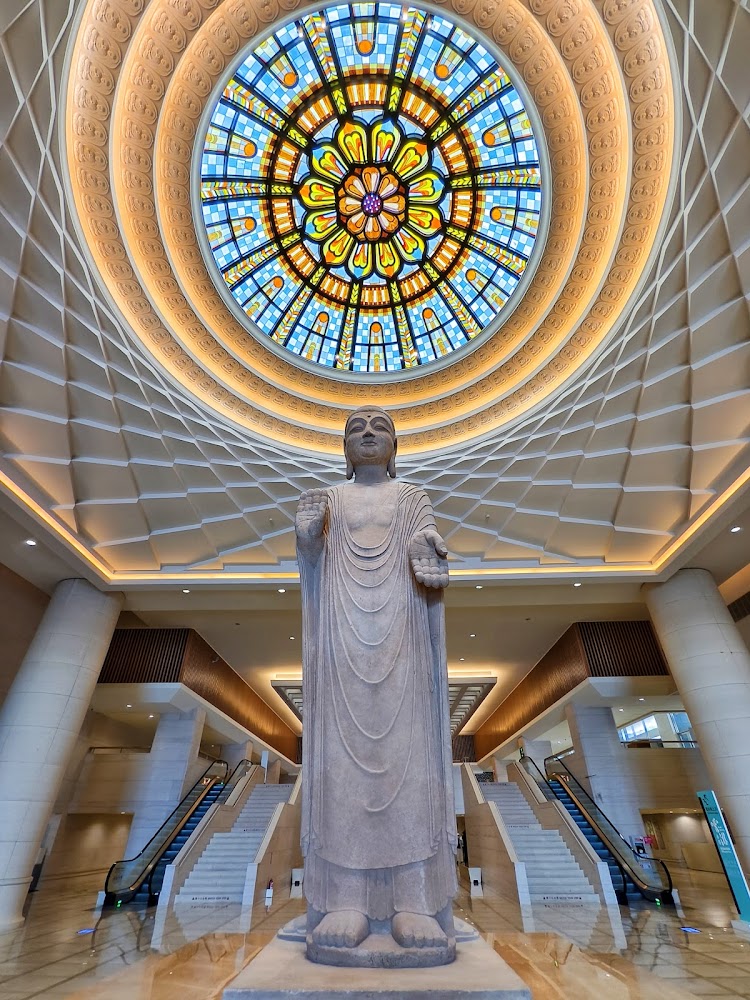 中台世界博物館室內佛像與華麗穹頂