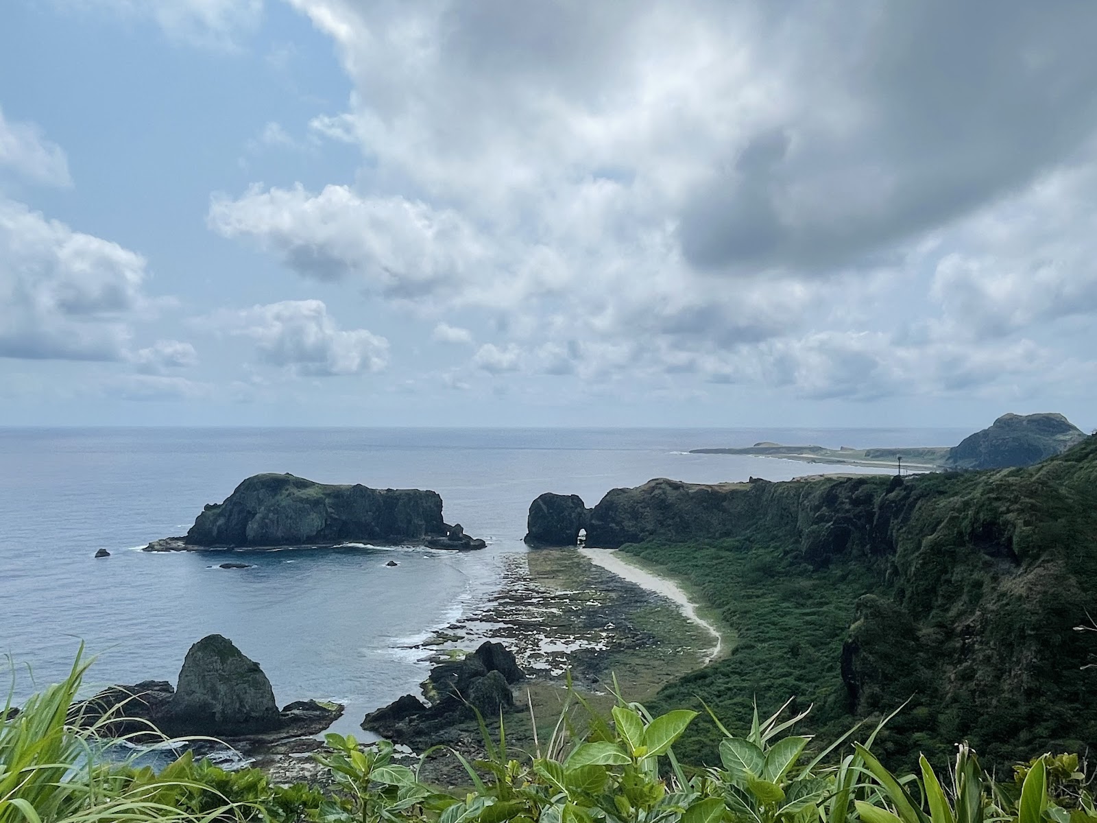 美人洞觀景台俯瞰海蝕拱門礁石沙灘小琉球