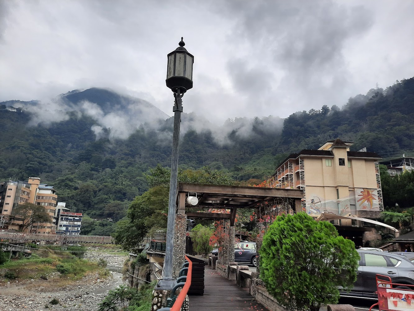 谷關山區小鎮與雲霧景色