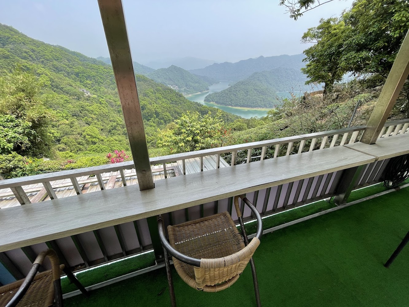 土虱頭觀景臺戶外長桌藤椅座位區