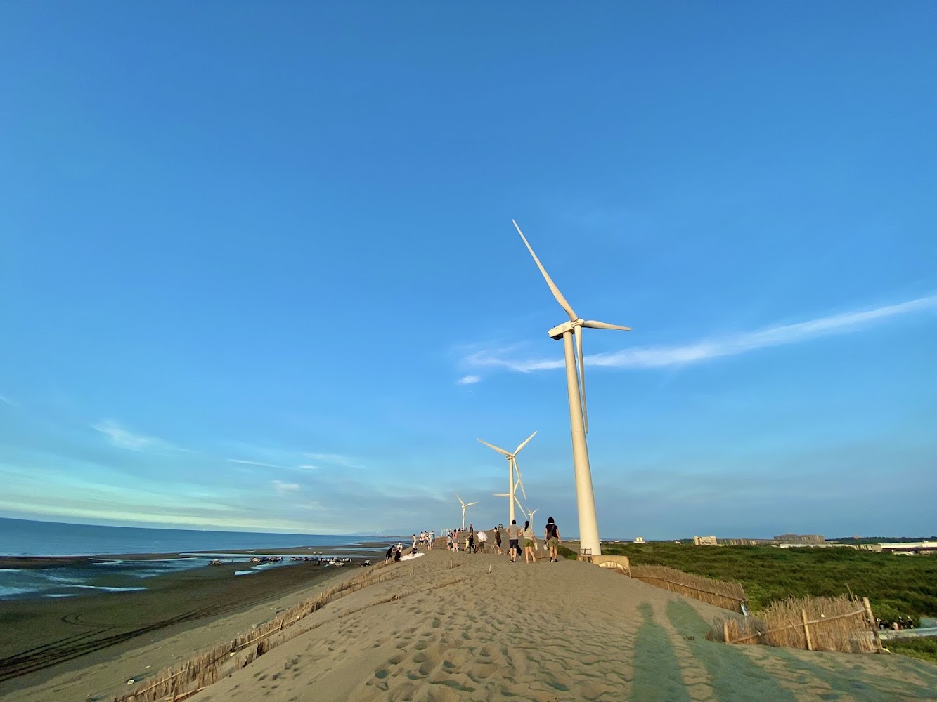 觀音草漯沙丘與風力發電機景觀