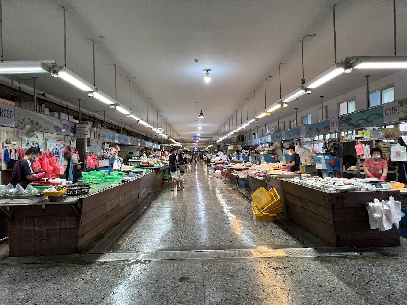 傳統市場內部販售魚類與海鮮