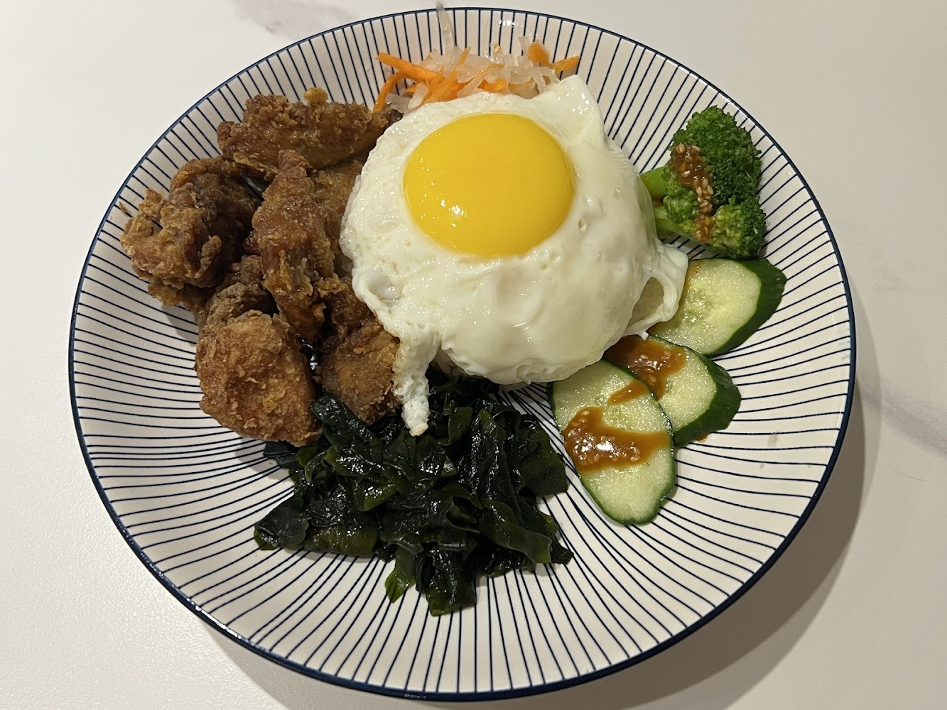 越式炸雞便當與太陽蛋