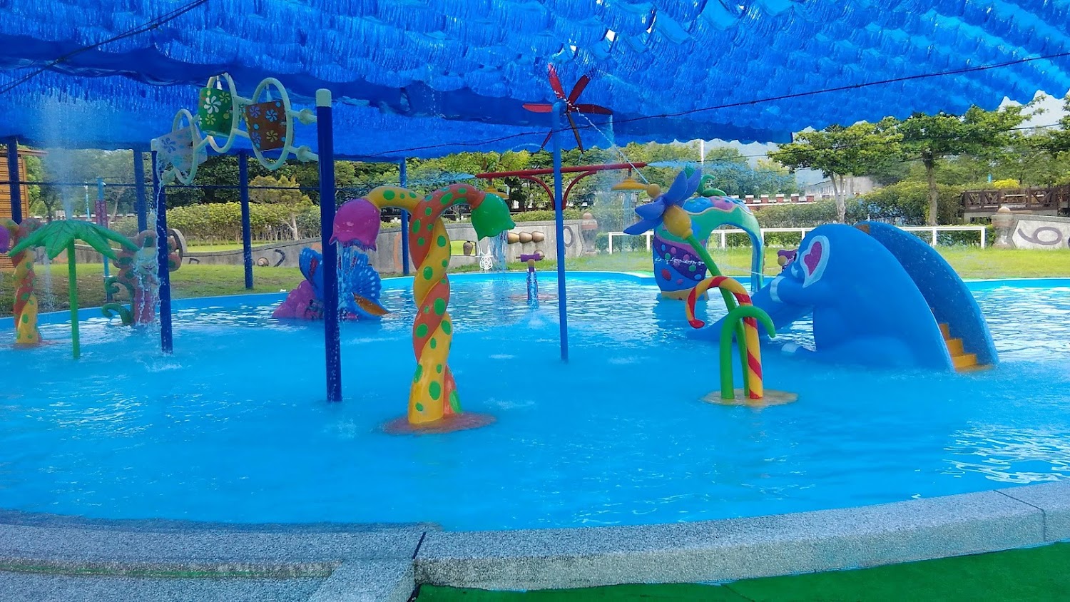 知卡宣綠森林親水公園遮陽兒童戲水區