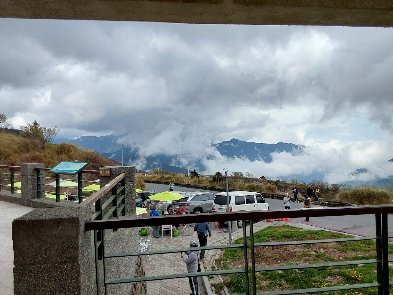 合歡山管理站停車場觀景平台與山景