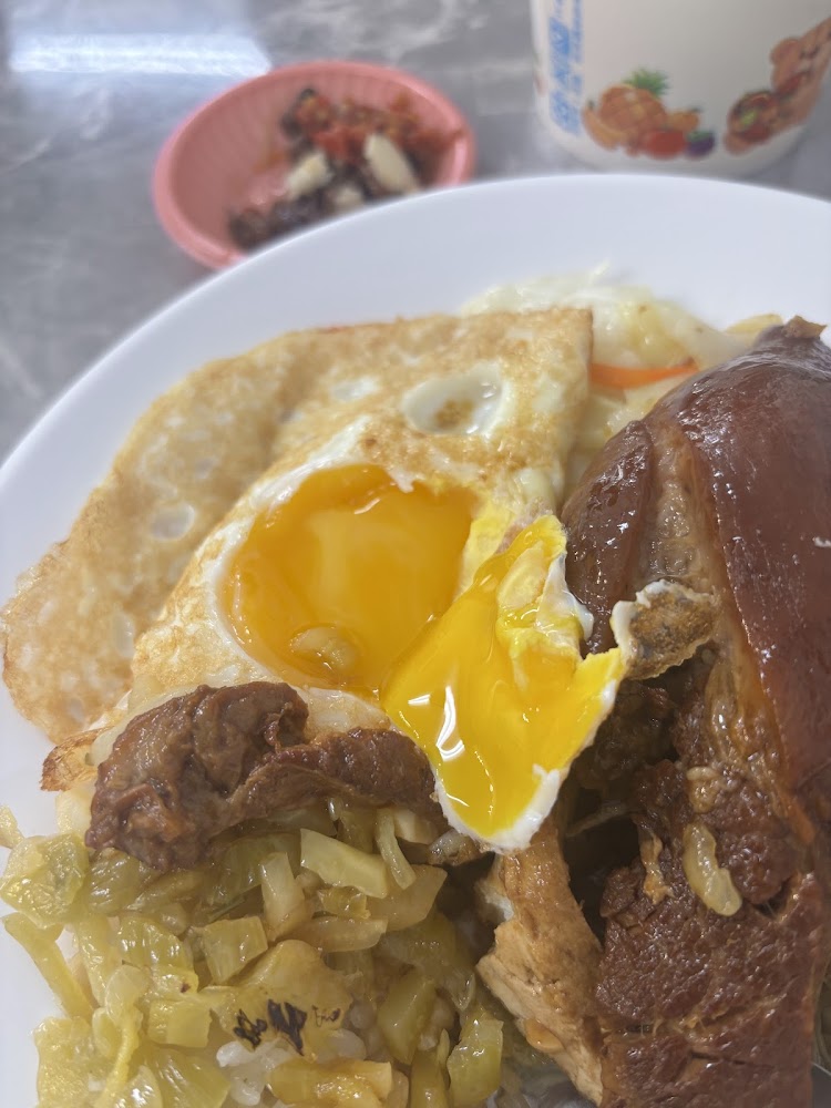 鳳腿庫飯滷肉飯搭半熟蛋與滷蛋