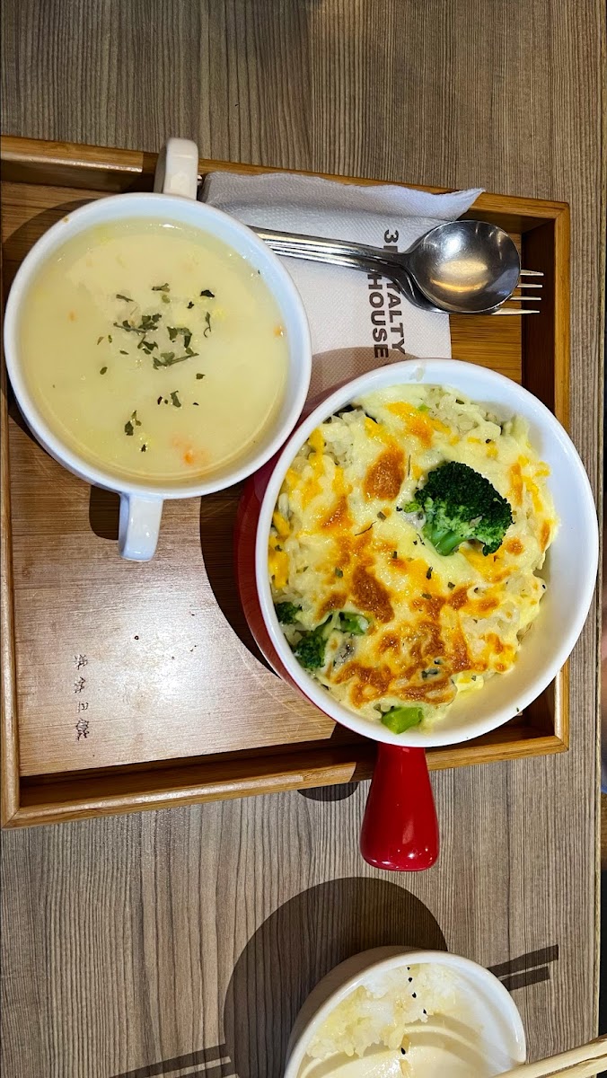 三皇三家高雄岡山店奶油雞肉菌菇焗烤飯金黃起司配青花菜