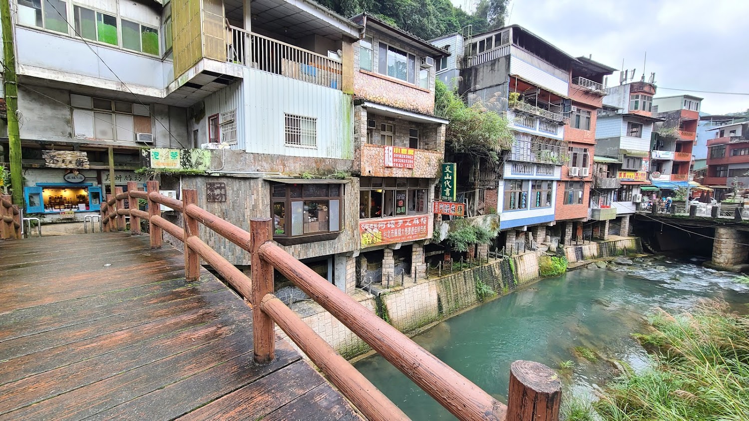 石碇老街吊腳樓與溪岸建築