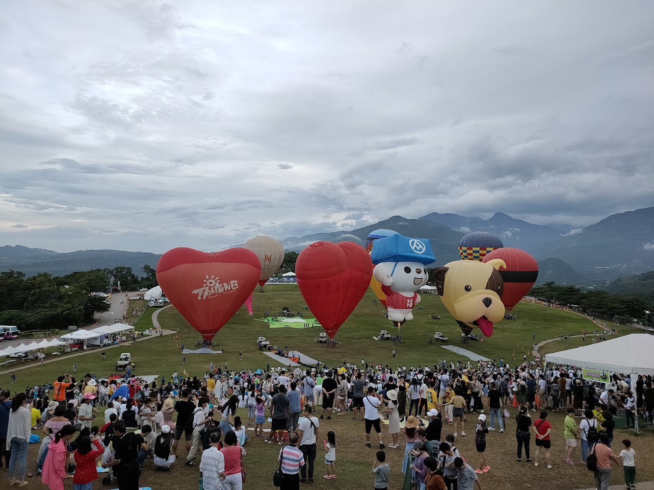 鹿野高台熱氣球嘉年華多顆造型球展示