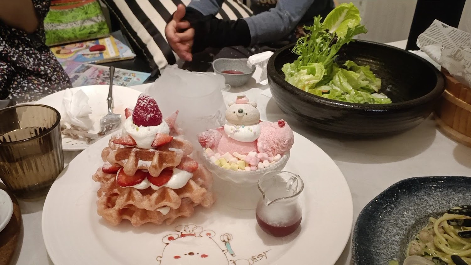 草莓鬆餅草莓冰淇淋甜點沙拉和義大利麵的豐富桌面