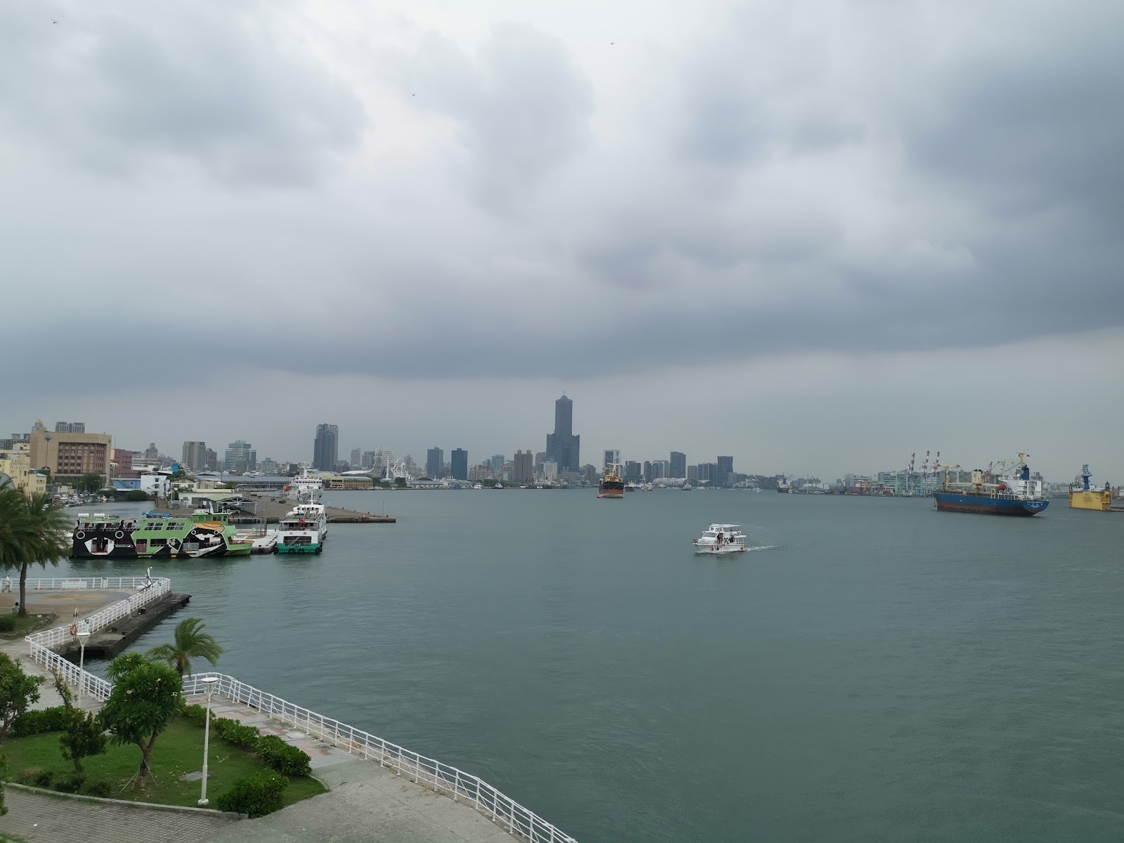 西子灣高雄港灣俯瞰，旗津渡輪碼頭，遠方85大樓城市天際線