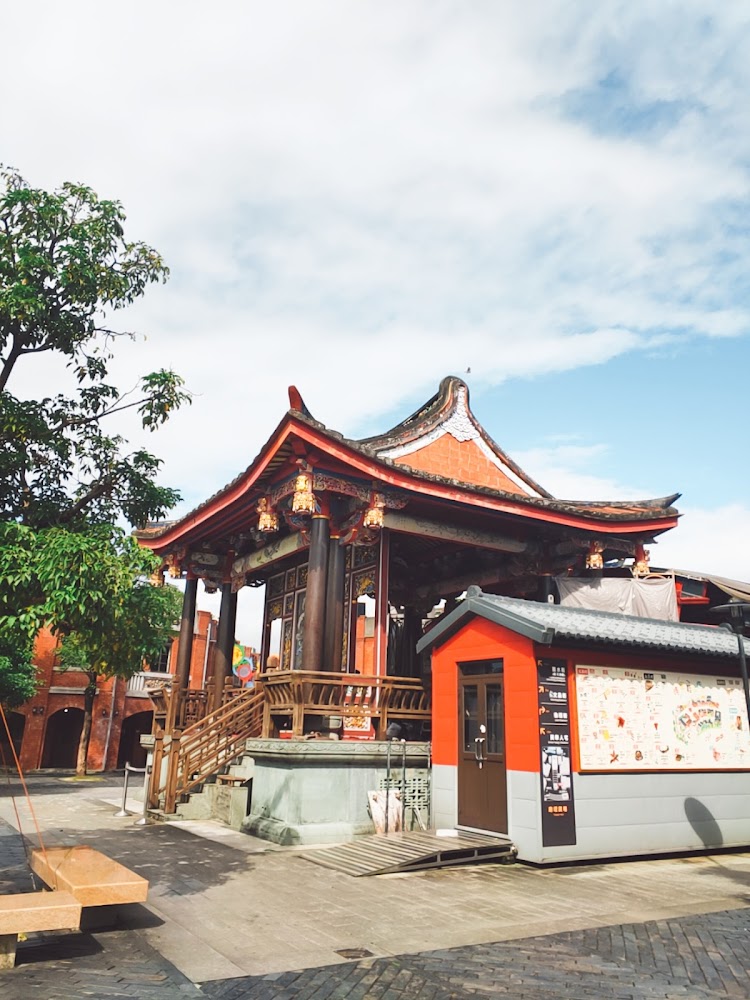 傳統中國風廟宇與前方階梯