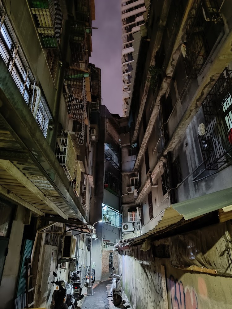西門巷弄中的老公寓與機車夜景