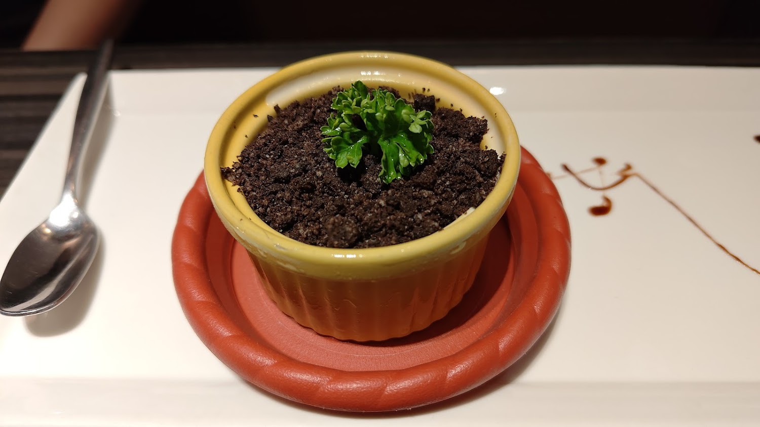 仿造花盆造型的創意甜點表面像土壤並插著香草