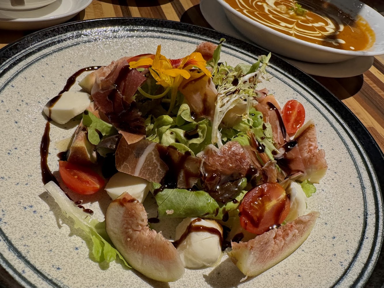 生火腿無花果沙拉，搭配起司生菜小番茄與食用花