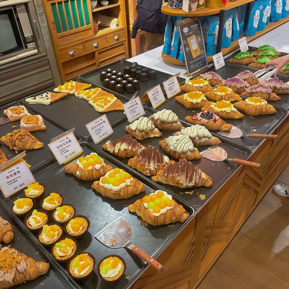 麵包店甜點區，擺滿各式可頌、塔類甜點及烘焙點心