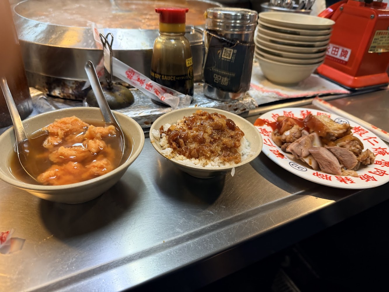 22號攤羹湯滷肉飯與切盤小菜