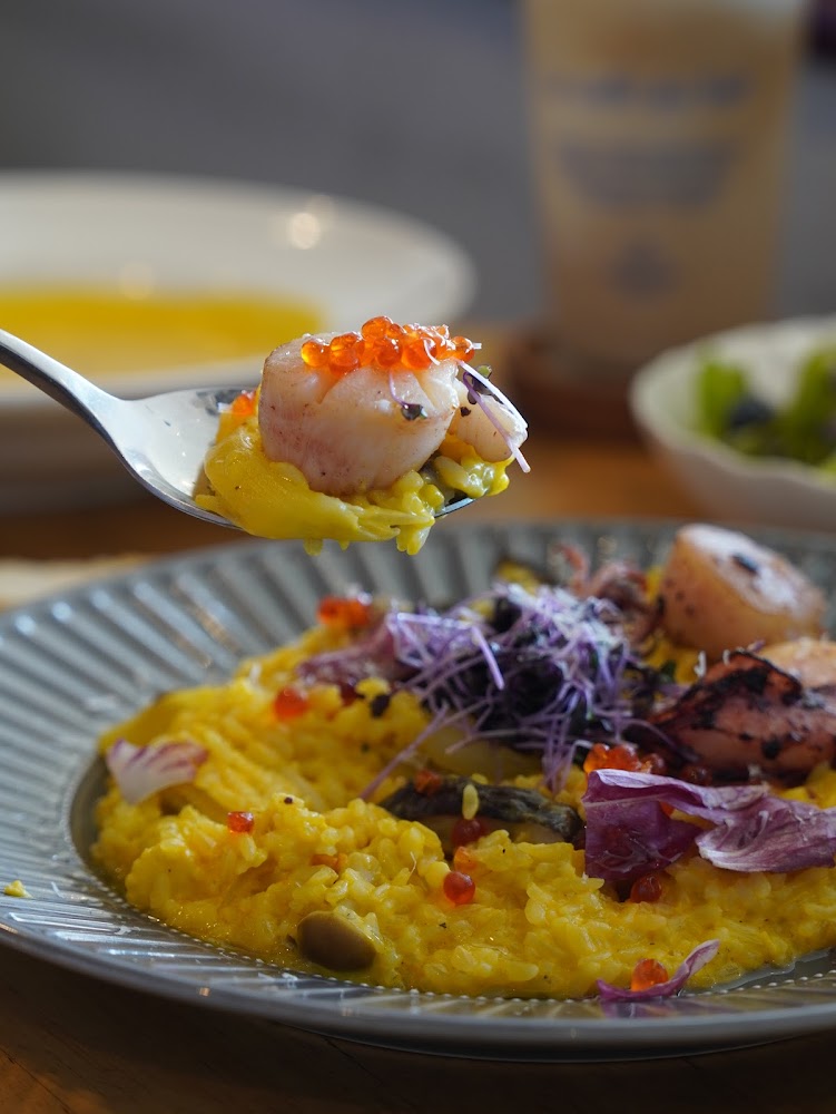 海鮮燉飯搭配干貝與魚子醬點綴
