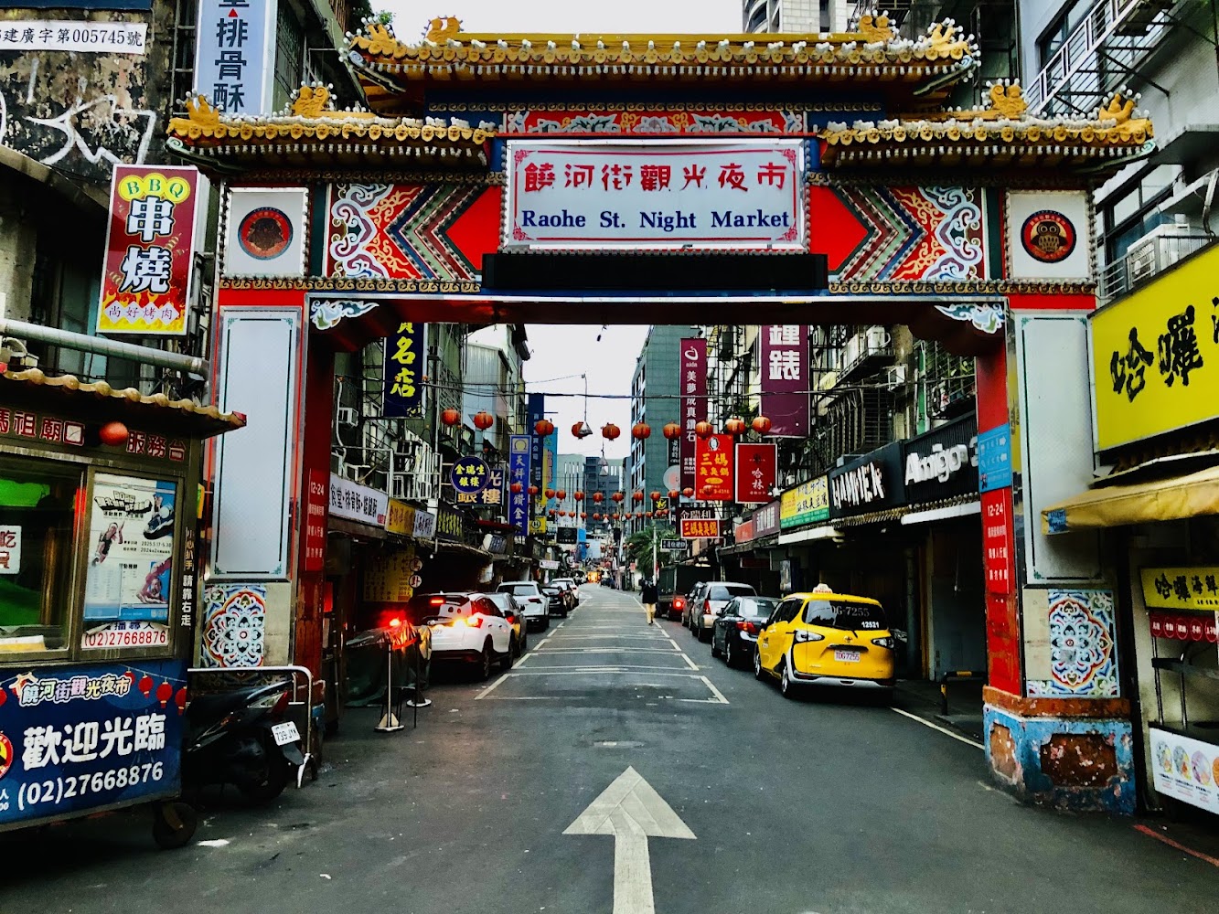 饒河夜市牌樓白天外觀
