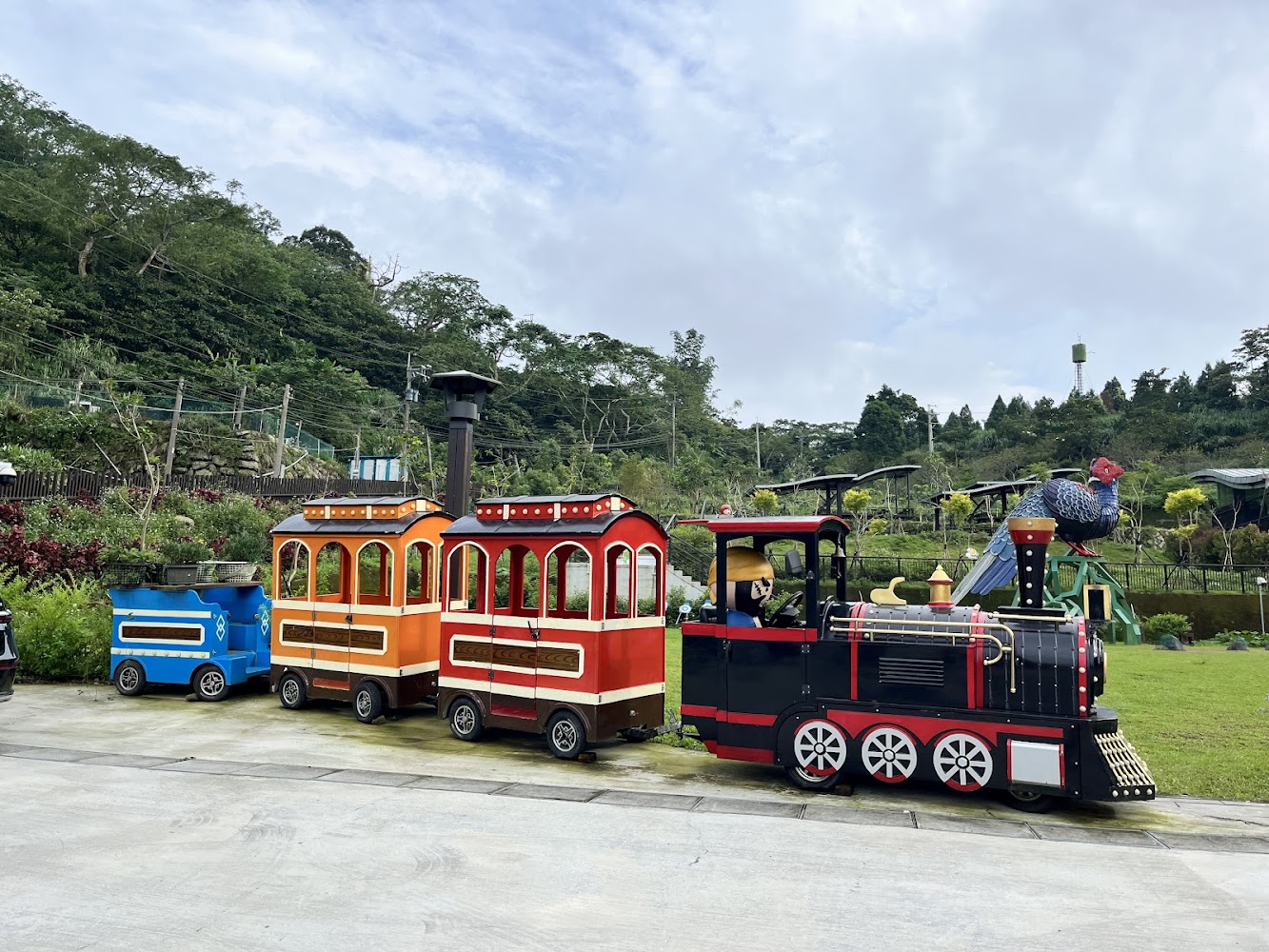 園區內彩色小火車與草地