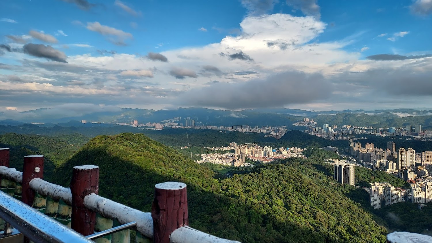 城市與山景視野結合的遠眺畫面